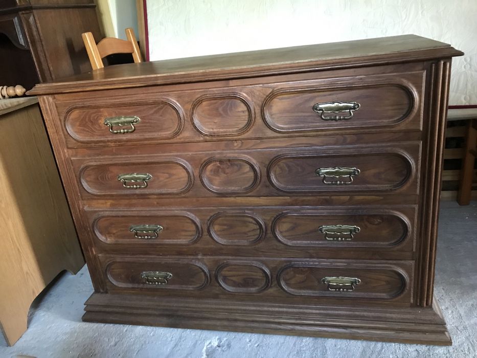 Móvel em madeira maciça