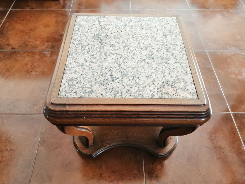 Mesa de centro com tampo granito
