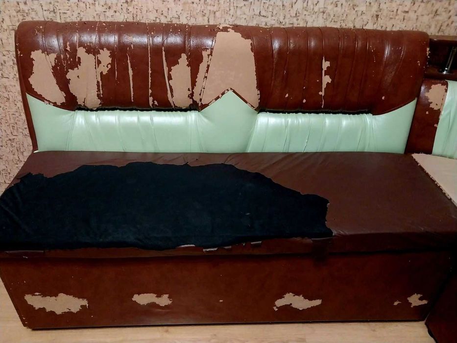 Большой кухонный уголок с полкой раскладной 130х200