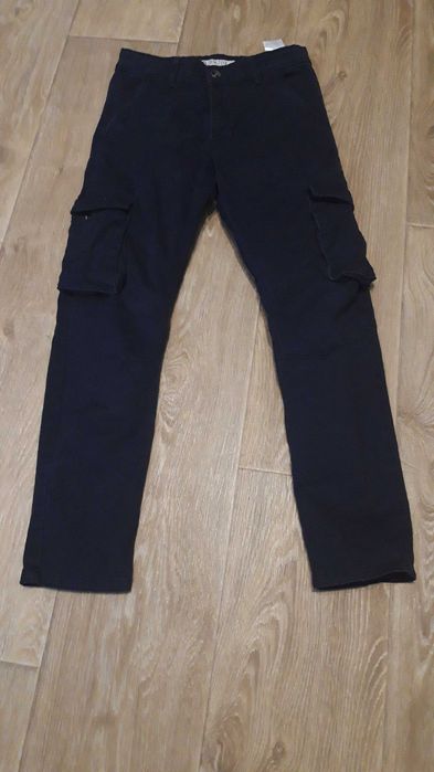 Джинсы тёмно синие и голубые на мальчика.