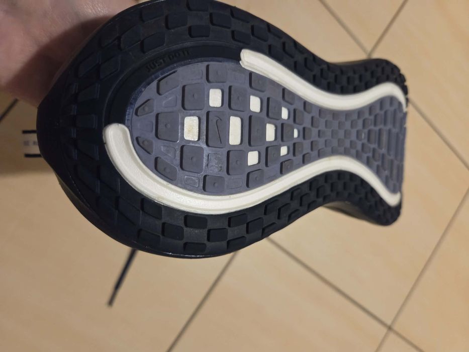 Buty Nike Vomero Plus 42.5