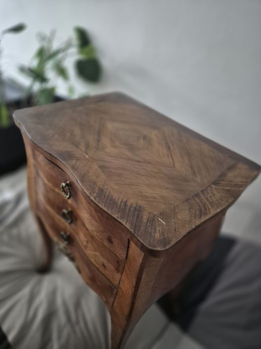 Elegancka szafka ludwikowska – styl Ludwik XV, drewno