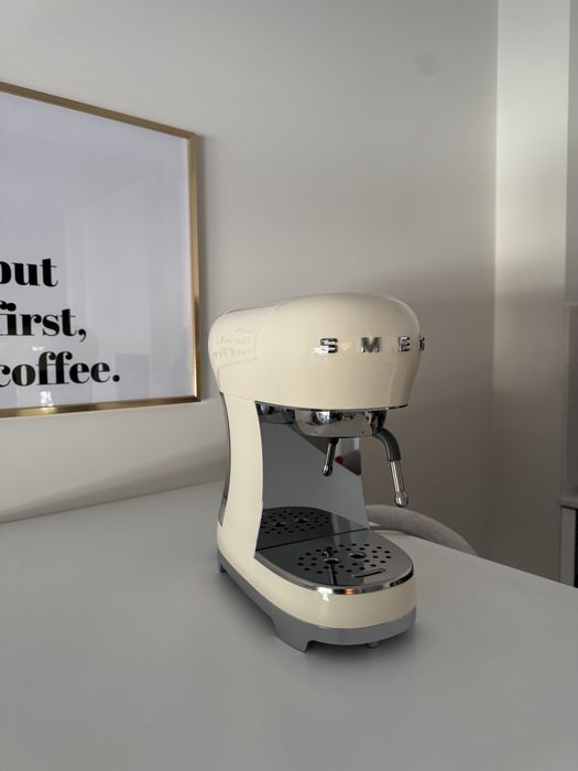Maquina de Café Expresso Manual SMEG + Moedor de Café De’Longhi