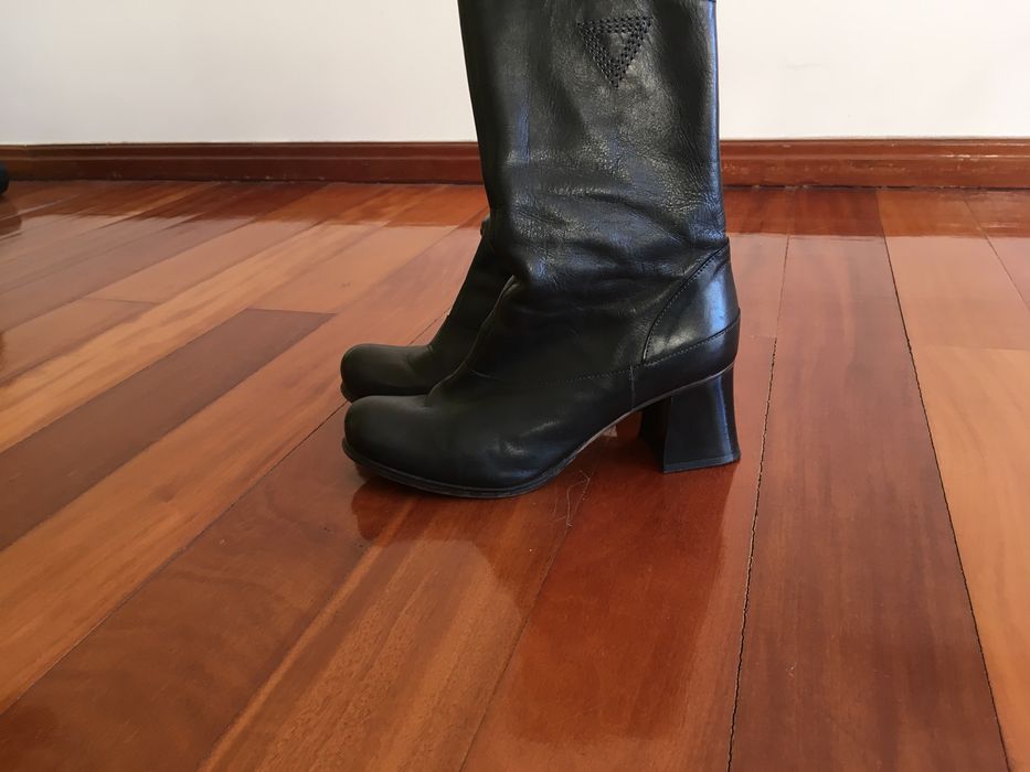 Botas em pele pretas