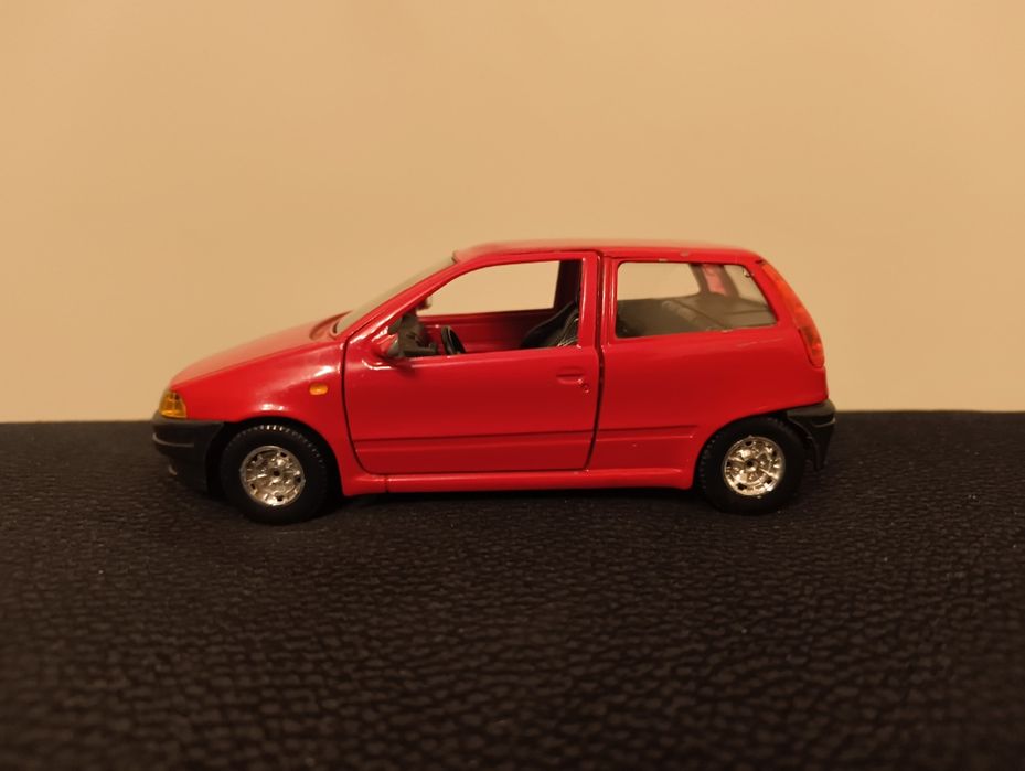 Fiat Punto 1 MK1 model 1:24 Bburago