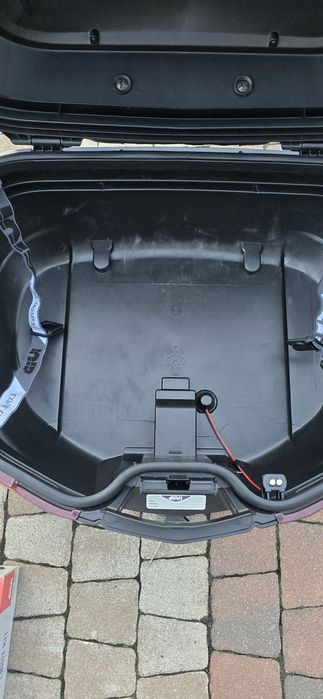 Givi V47 Tech wraz z oparciem i światłem STOP