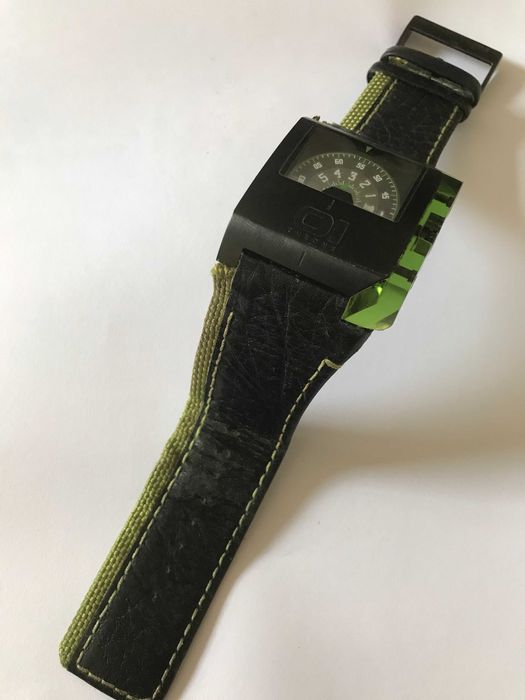 Relógio IO theone de disco giratório