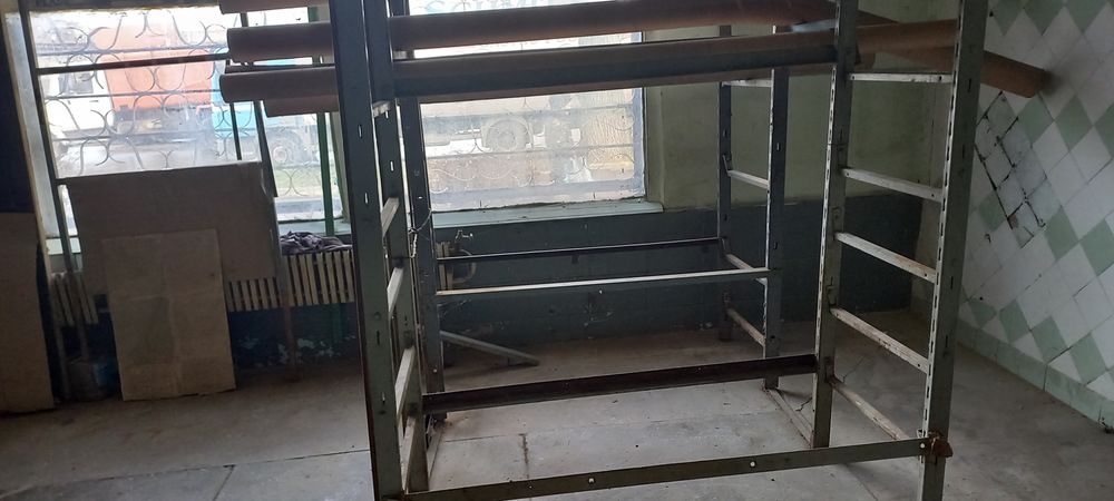 Стелаж металевий міцний дуже.