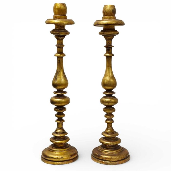 Par de candelabros de mesa antigos em bronze