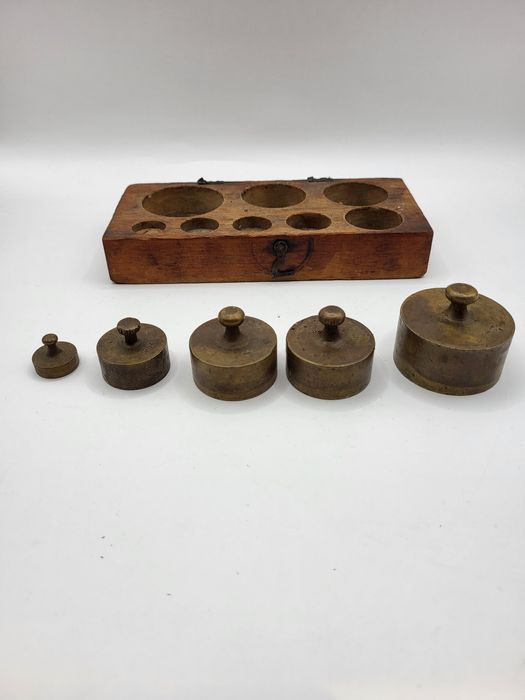 Zestaw starych odważników