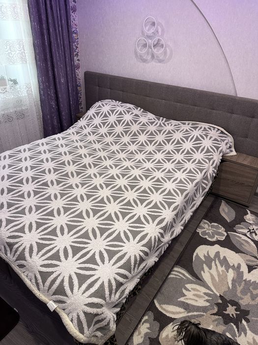 Диван, с нишей для вещей.