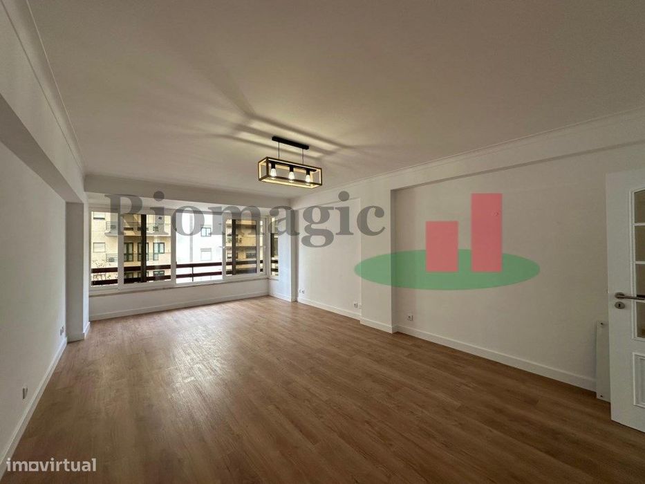 Metro Laranjeiras - Est. Luz - Lisboa - Apartamento T3 com Varandas...