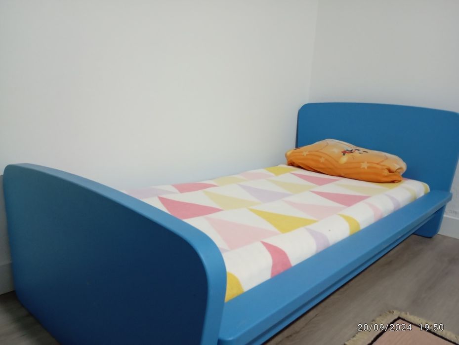 Vendo cama criança com colchão e roupeiro