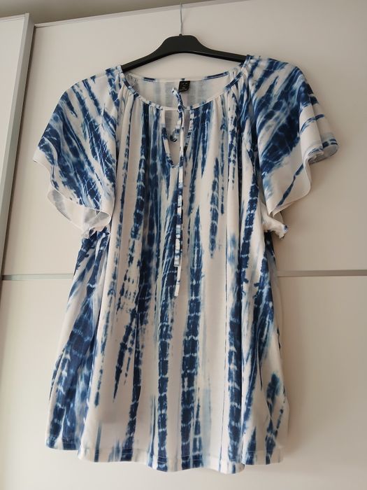 Blusa branca com raiado azul