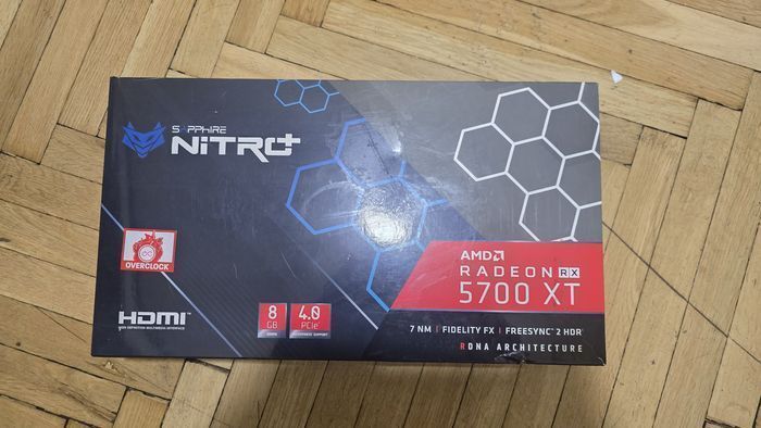 Pudełko Sapphire Nitro+ RX 5700 XT AMD Radeon – kompletne opakowanie
O