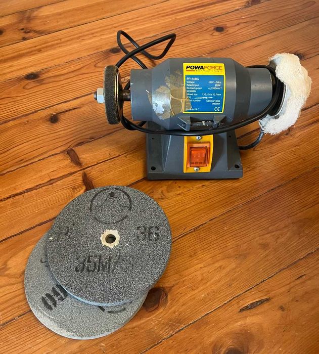 Esmeril de Bancada 150W com Acessórios