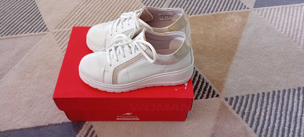 White Sneakers425520045973186562