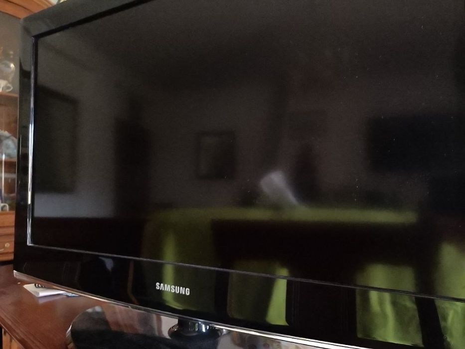 TV -- Samsung 32" -- Como nova