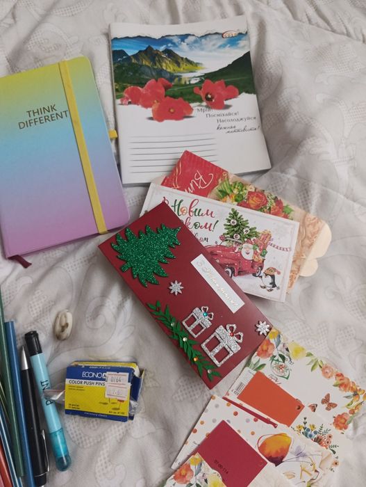 Віддам пакунок канцтоварів