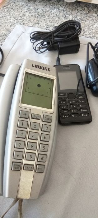 Vários telemóveis antigos