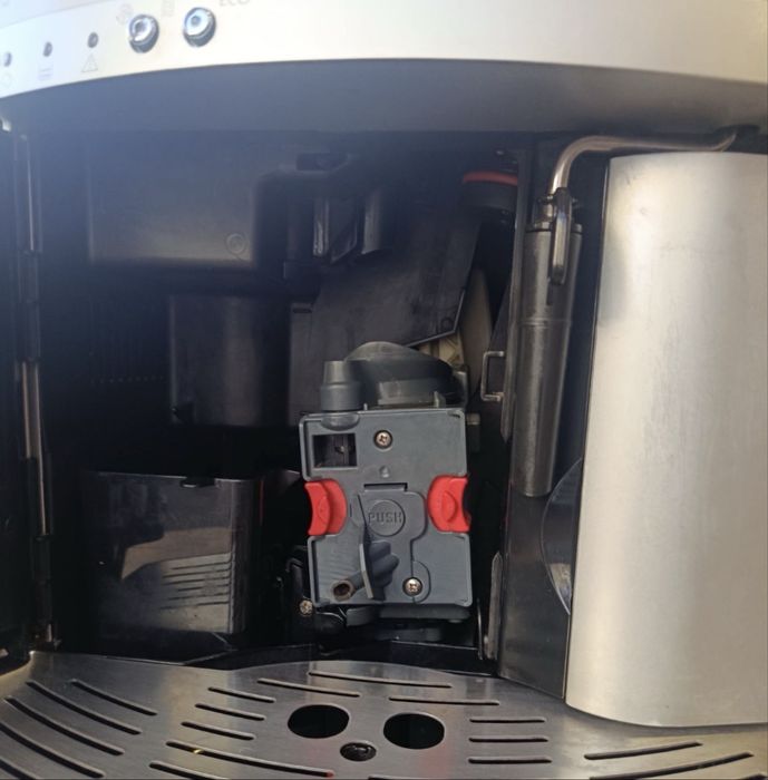 Кавоварка Delonghi ESAM 3000