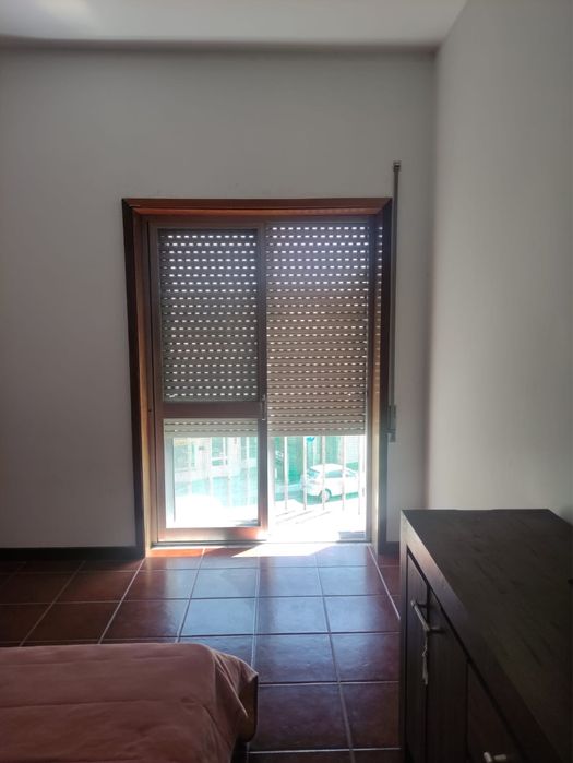 Quarto mobiliado, invidual com varanda. Despesas inclusas, contrato e recibo.