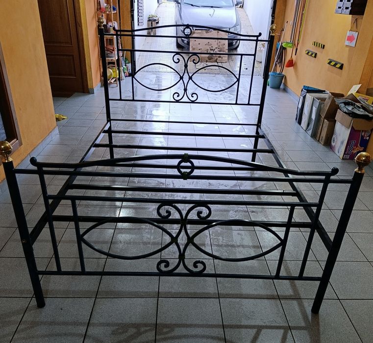 Cama de casal em Ferro