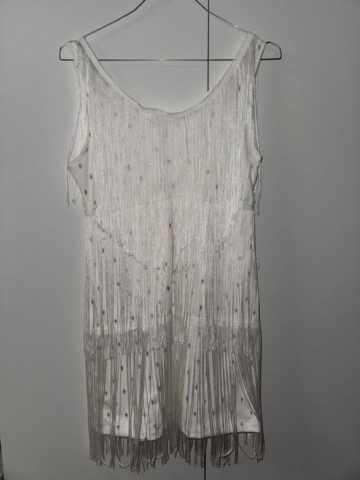 Vestido Branco com Franjinhas e Brilhos Dourados