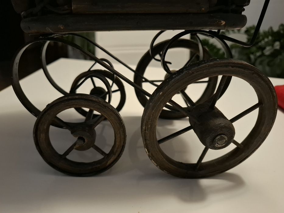 Stary zabytkowy wózek dla lalek