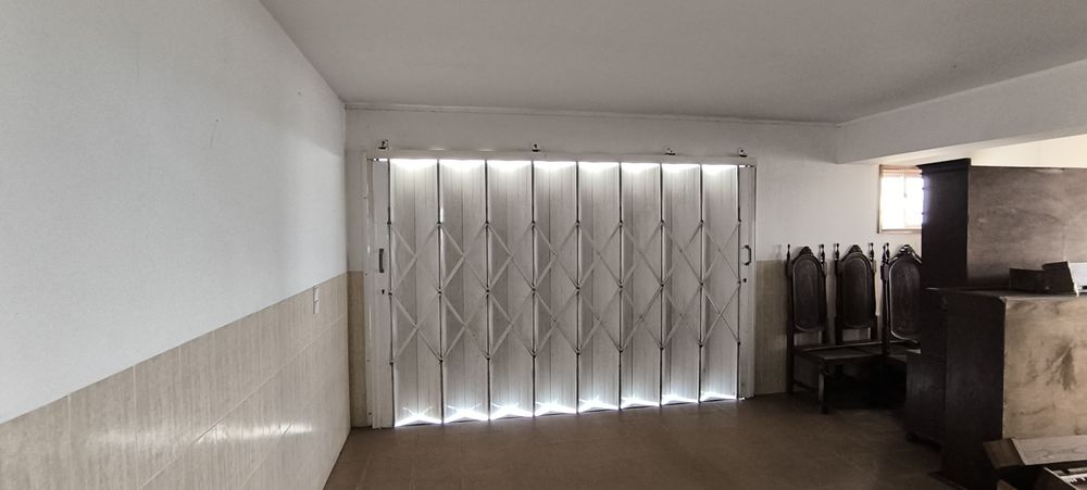 Portão de garagem de fole com abertura dos dois lados