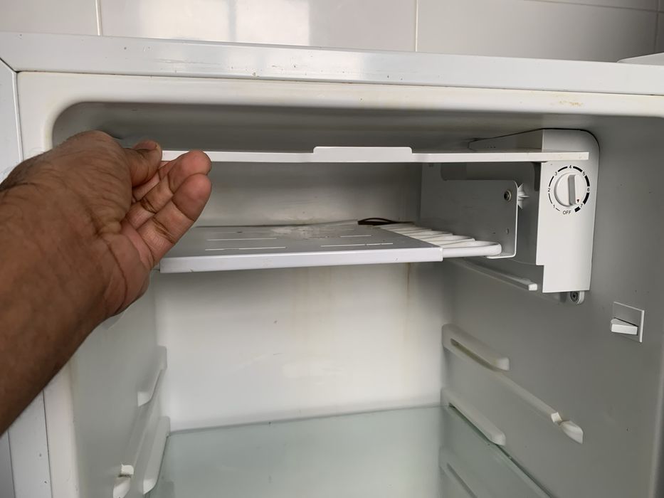 Small Fridge with frizzer Venteira • OLX Portugal