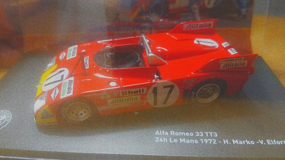 Miniaturas 1/43 Alfa Romeu Giulia e 33Tt em estado novo