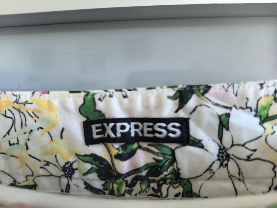 Szorty Express z pięknym kwiatowym nadrukiem roz M