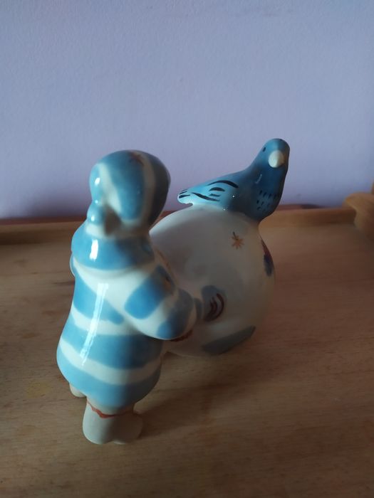 Статуэтка Девушка с вороной