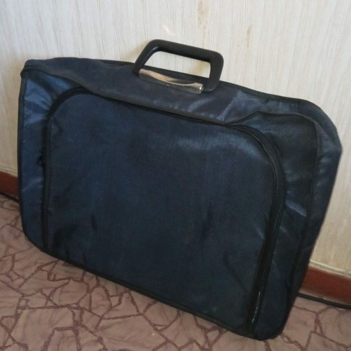 Мужские средние сумки.