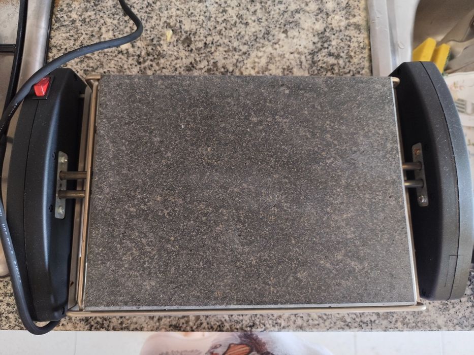Grelhador elétrico com placa de pedra