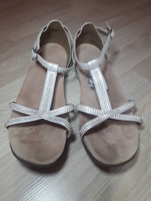 Жіночі шкіряні сандалі фірми Clarks