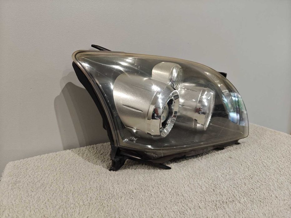 Lampa Prawy Przód Toyota Avensis II Generacji T25 EUROPA