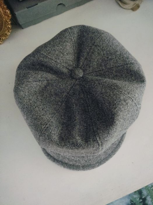 Szary kaszkiet w stylu vintage