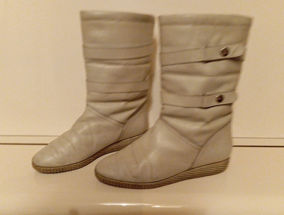Botki białe, wciągane, ze skóry naturalnej r. 40.