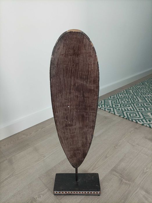 Estatueta decorativa em madeira