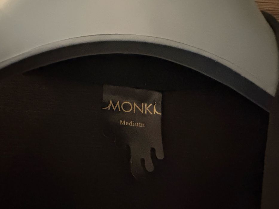 Czarna narzutka Monki M