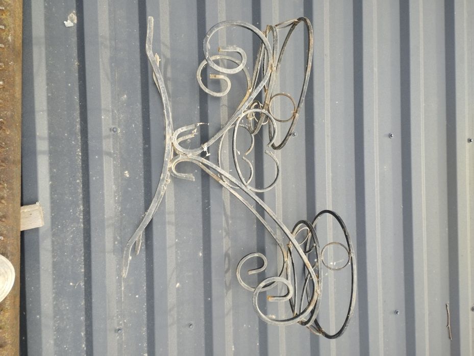 Подставка для цветов кованная.