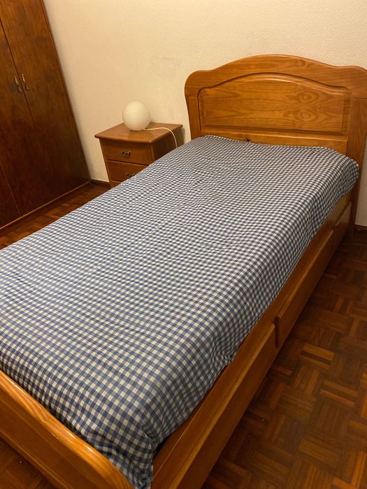 Cama 190/100 + mesa cabeceira