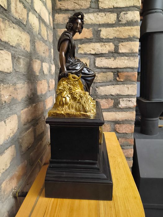 Francuski zegar kominkowy, brąz patynowany i złocony, na marmurze