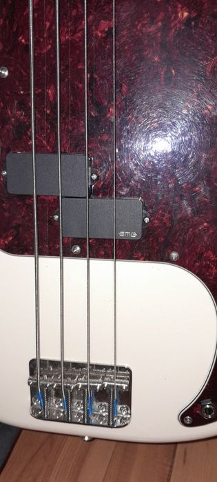 Gitara basowa fender squier precision bass.