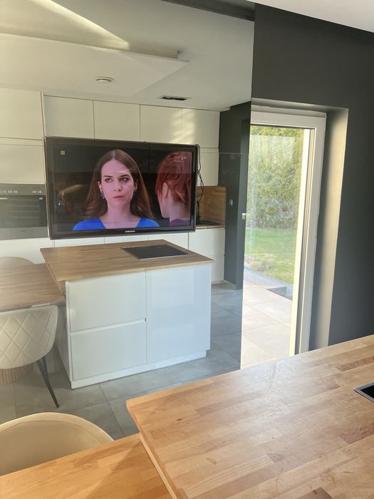 Samsung UE32D5500 plus wieszak do powieszenia