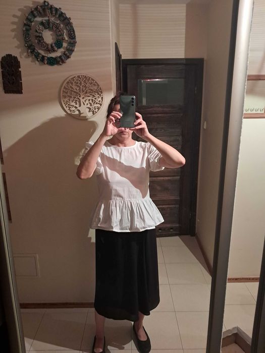 Elegancka biała bluzka z baskinką i bufkami h&m