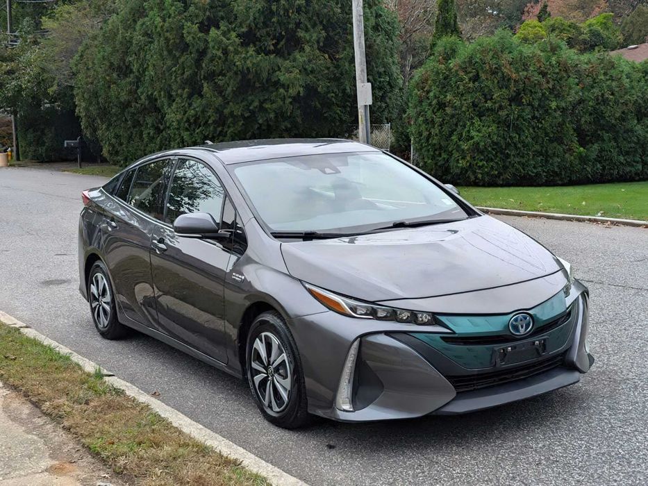 Toyota Prius Prime Plus      2017