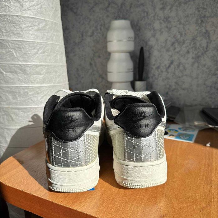 Оригінальні кросівки Nike Air Force 1 Low у відмінному стані.